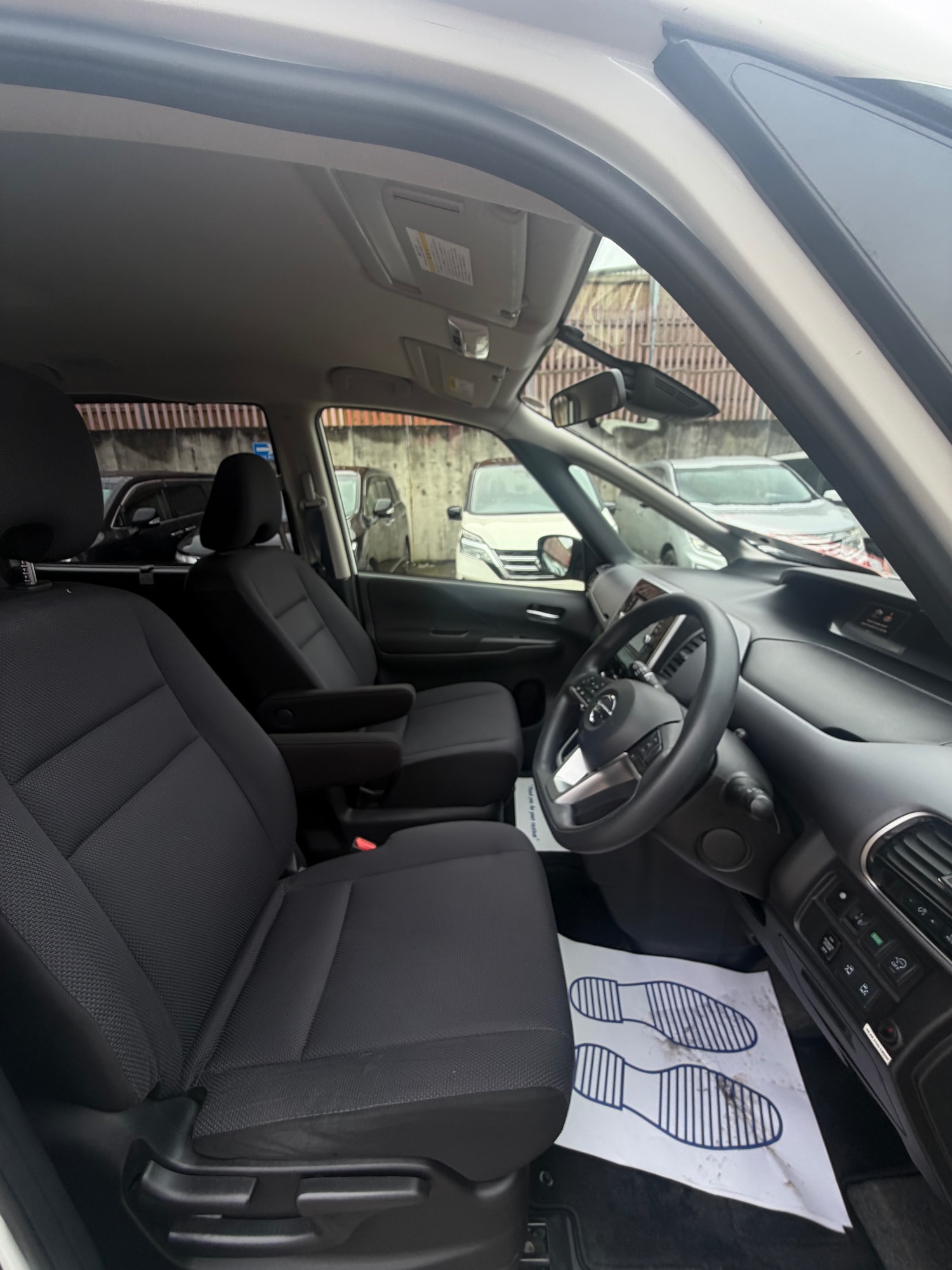 Used Nissan Serena 2018 for sale - 77710601: Photo 8