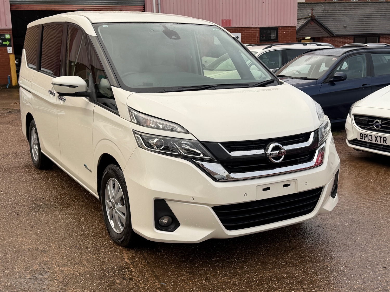 Used Nissan Serena 2016 for sale - 77173559: Photo 2