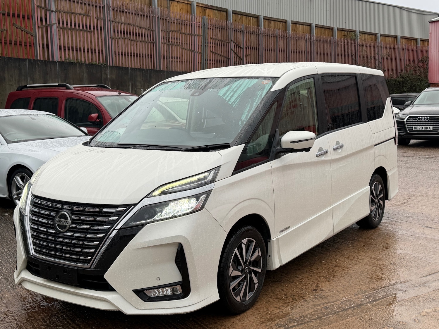Used Nissan Serena 2020 for sale - 76924731: Photo 2