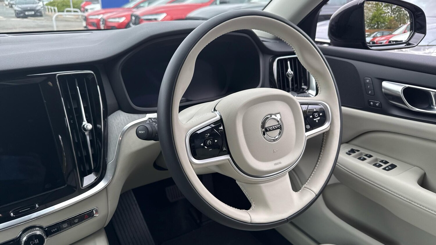 Used Volvo V60 2025 for sale - 76239742: Photo 37