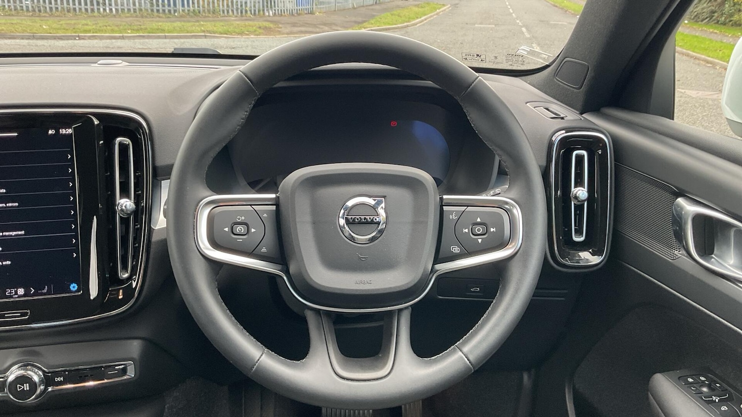 Used Volvo XC40 2025 for sale - 76336653: Photo 10