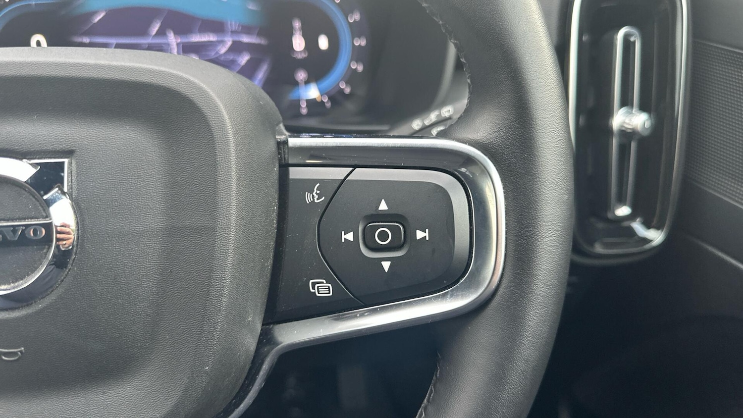 Used Volvo XC40 2023 for sale - 76425611: Photo 21