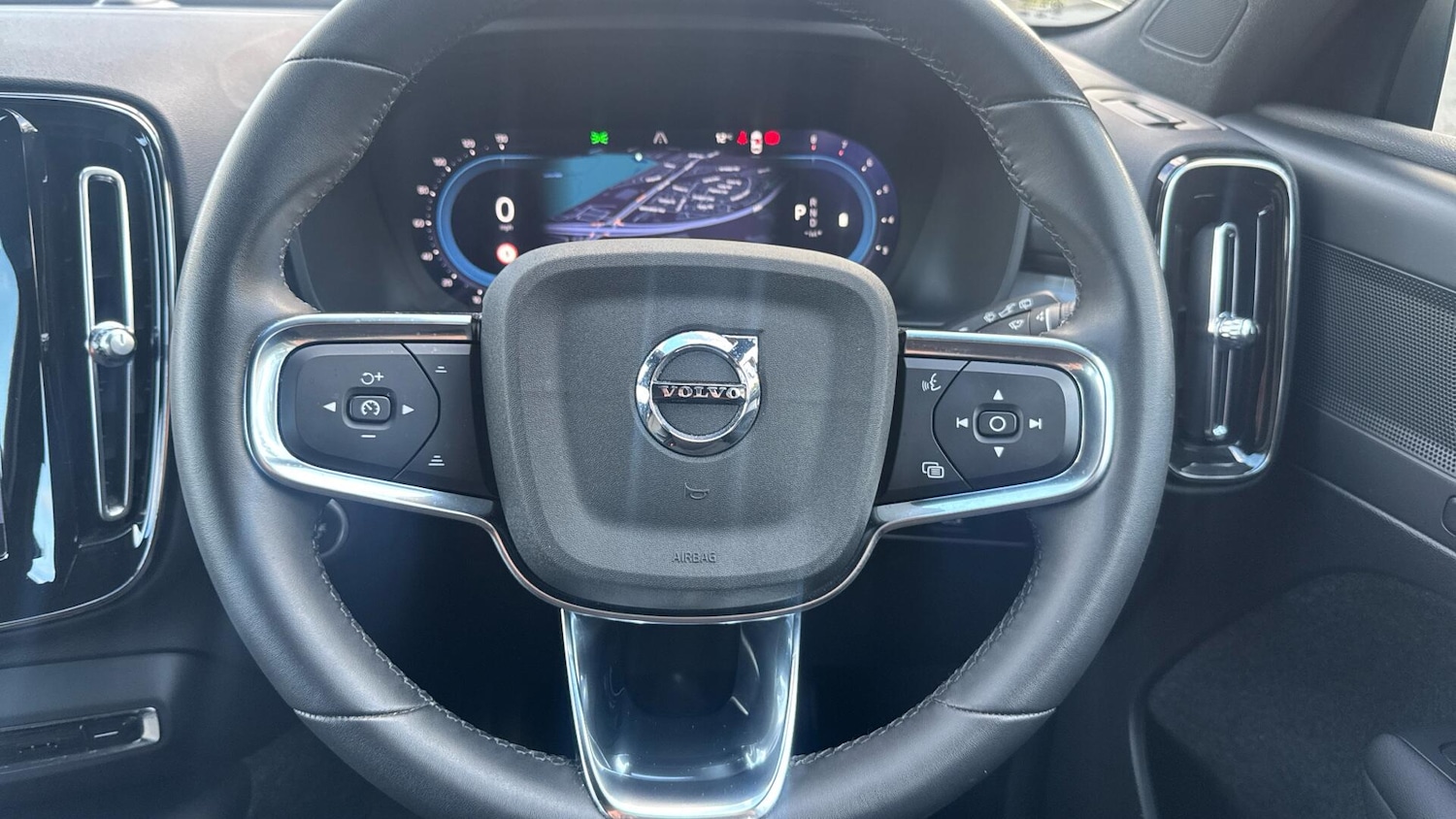 Used Volvo XC40 2023 for sale - 76855717: Photo 10