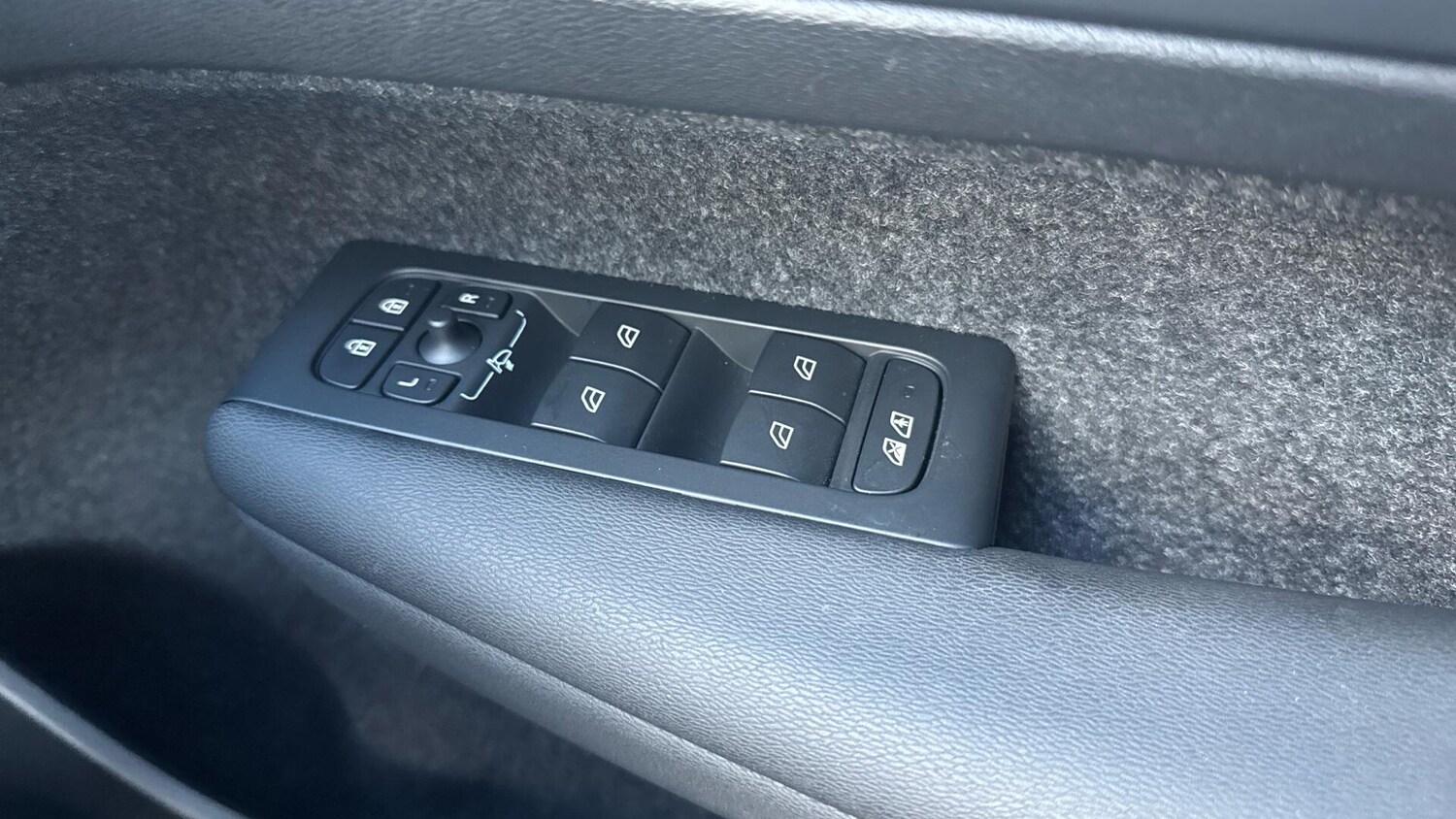 Used Volvo XC40 2023 for sale - 76855717: Photo 22