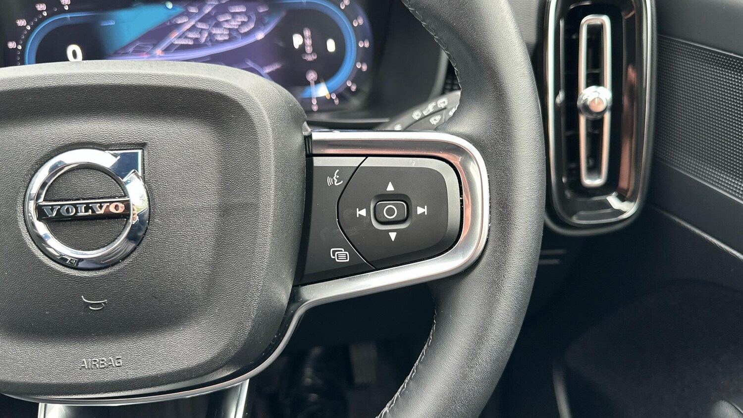 Used Volvo XC40 2024 for sale - 76307574: Photo 22