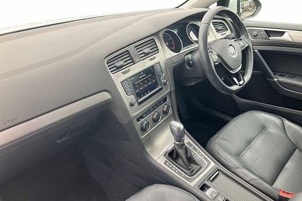 Used Volkswagen Golf 2017 for sale - 76057594: Photo 2