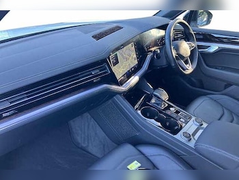 Used Volkswagen Touareg 2023 for sale - 75987139: Photo 2