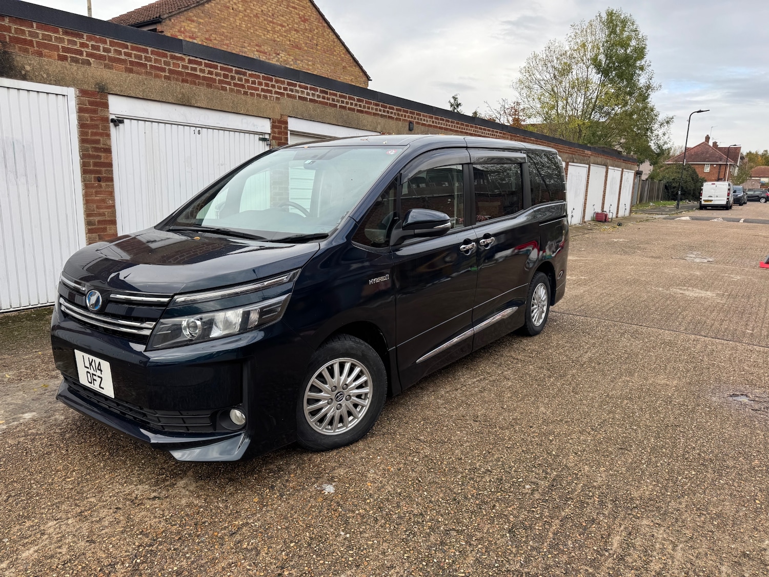 Used Toyota Voxy 2014 for sale - 76358382: Photo 2