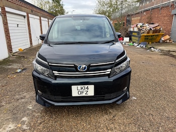 Used Toyota Voxy 2014 for sale - 76358382: Photo