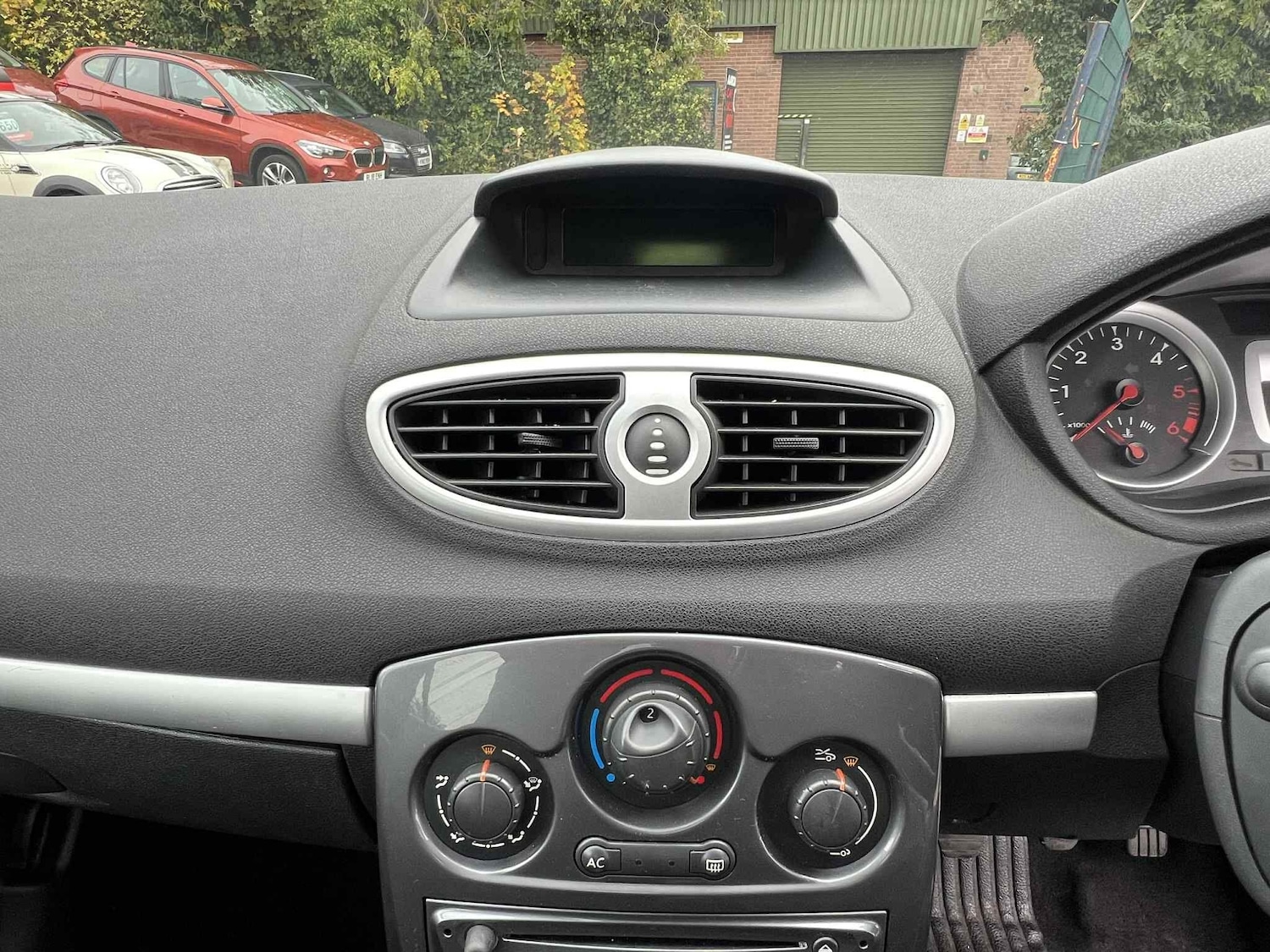 Used Renault Clio 2012 for sale - 76992447: Photo 16