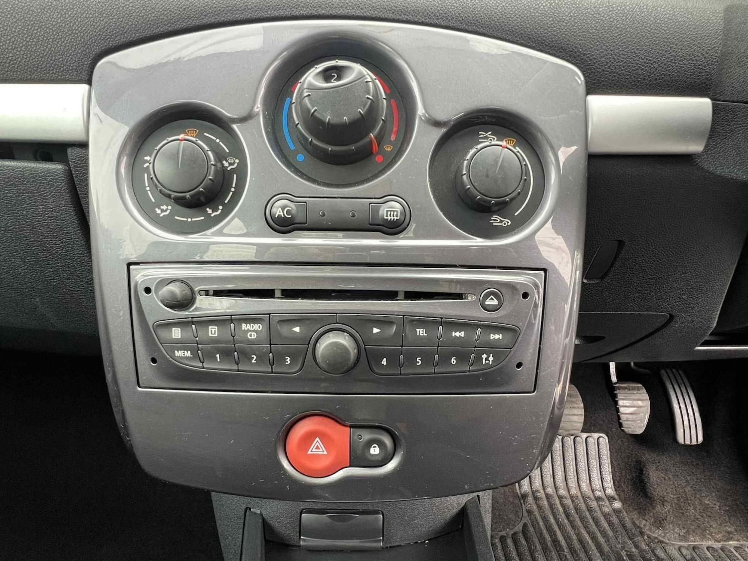 Used Renault Clio 2012 for sale - 76992447: Photo 43