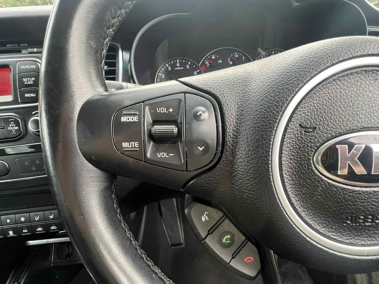 Used Kia Carens 2016 for sale - 76658611: Photo 32