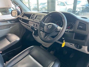 Used Volkswagen Transporter Shuttle 2018 for sale - 77133238: Photo