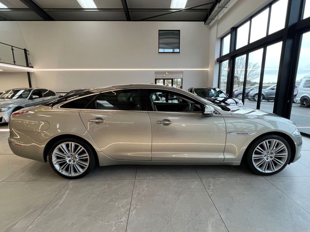 Used Jaguar XJ 2011 for sale - 77302844: Photo 2