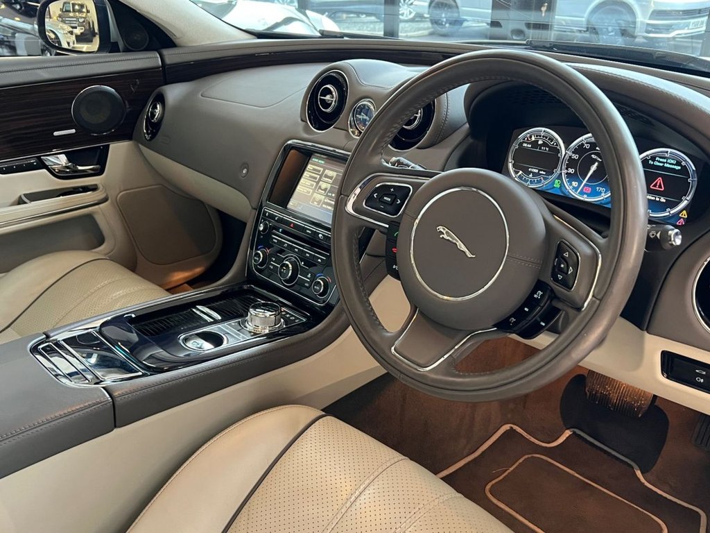 Used Jaguar XJ 2011 for sale - 77302844: Photo 3