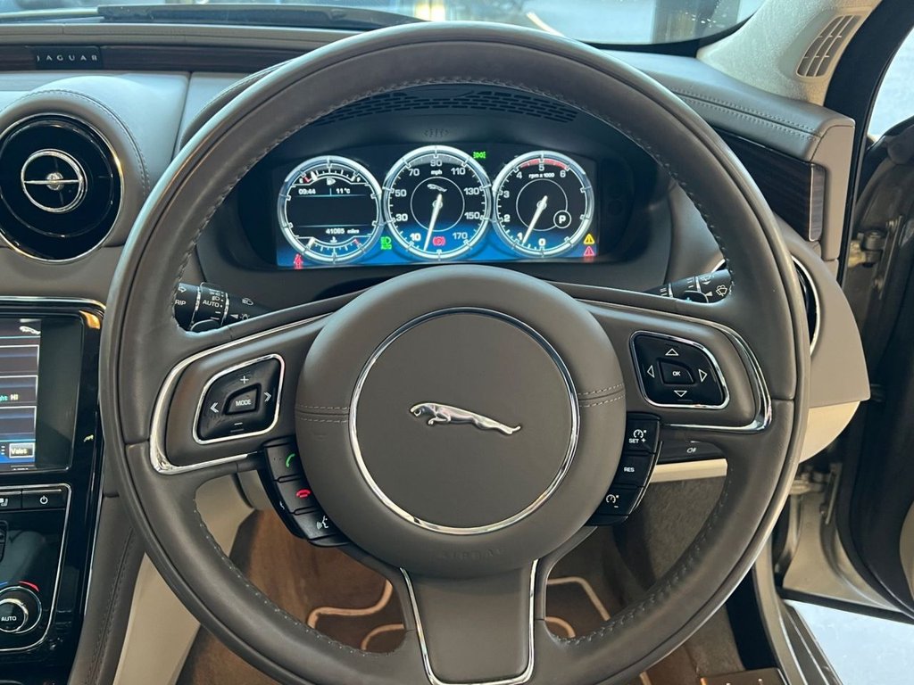 Used Jaguar XJ 2011 for sale - 77302844: Photo 4
