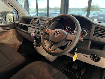 Used Volkswagen Transporter Shuttle 2017 for sale - 76595929: Photo