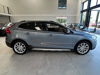 Used Volvo V40 Cross Country 2017 for sale - 79009326: Photo