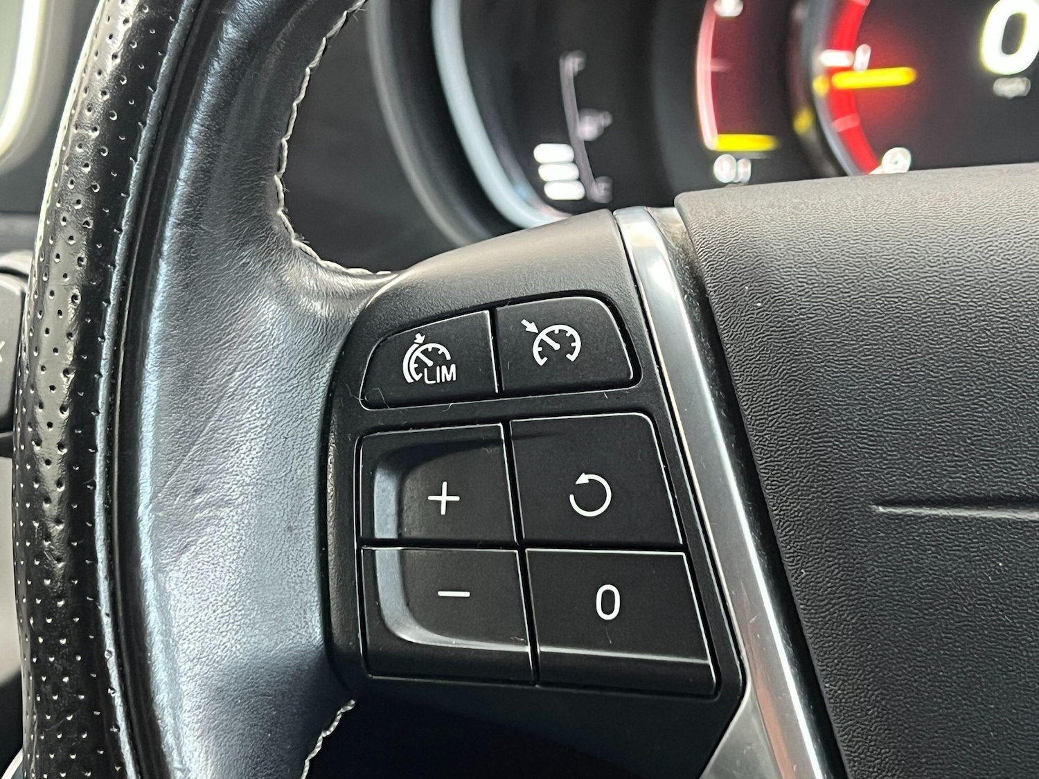 Used Volvo V40 2016 for sale - 77074561: Photo 25