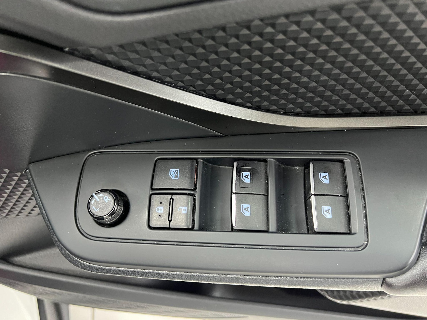 Used Toyota C-HR 2017 for sale - 77278752: Photo 25