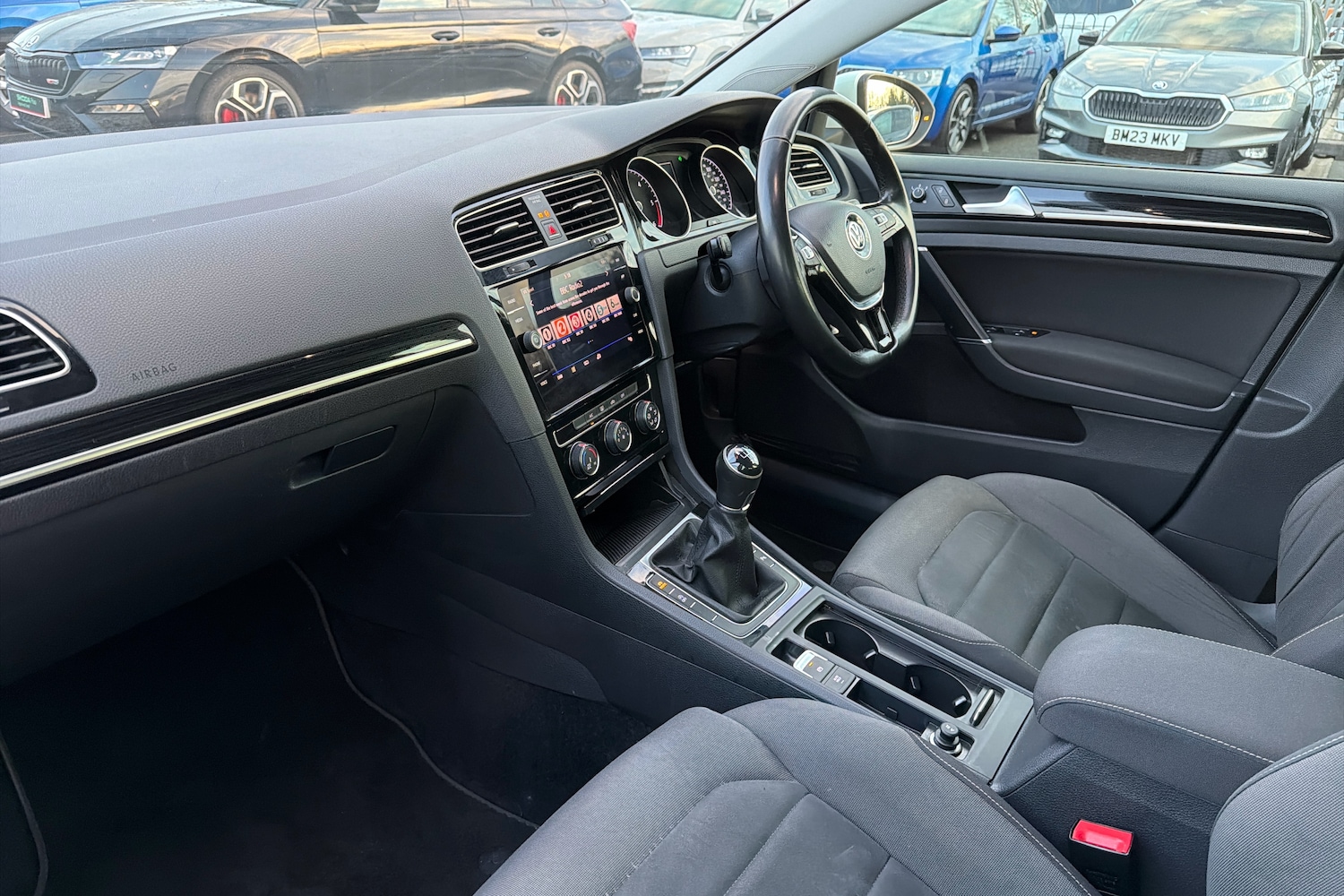 Used Volkswagen Golf 2018 for sale - 77042704: Photo 2