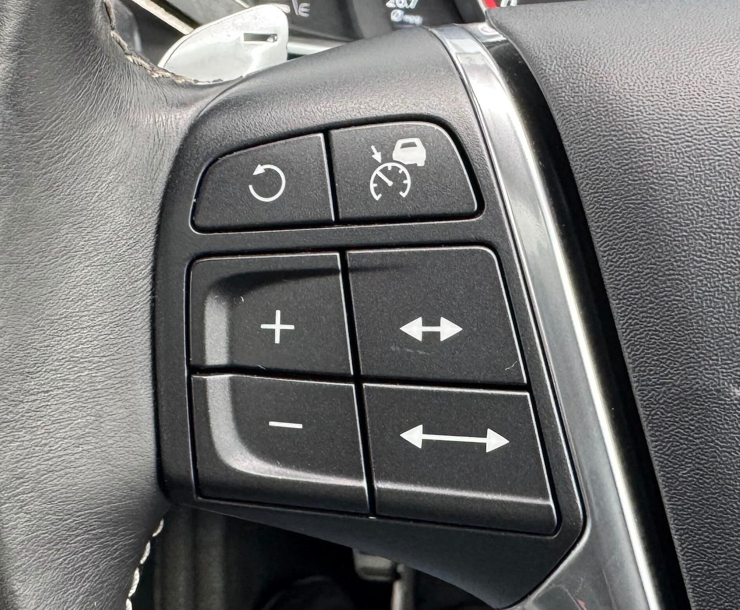 Used Volvo V40 2025 for sale - 77050150: Photo 25