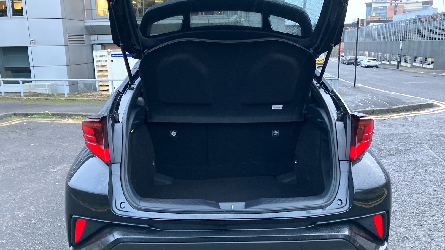 Used Toyota C-HR 2021 for sale - 76907649: Photo 4