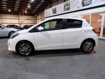 Used Toyota Yaris 2015 for sale - 76885189: Photo