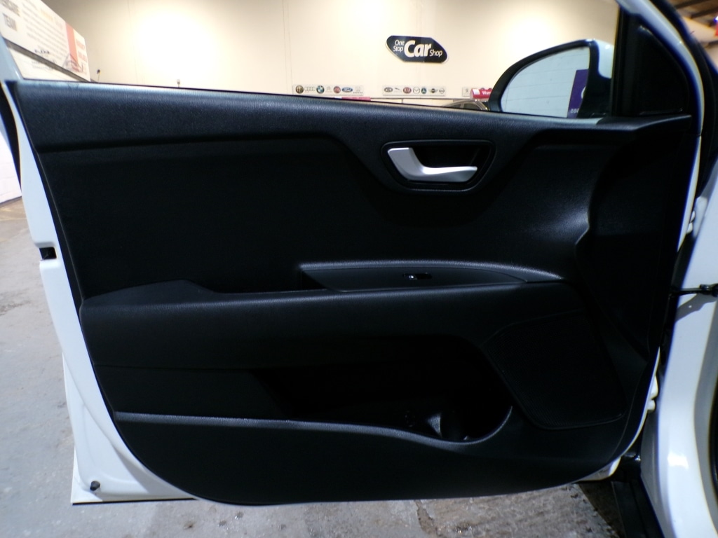 Used Kia Stonic 2023 for sale - 76891570: Photo 11