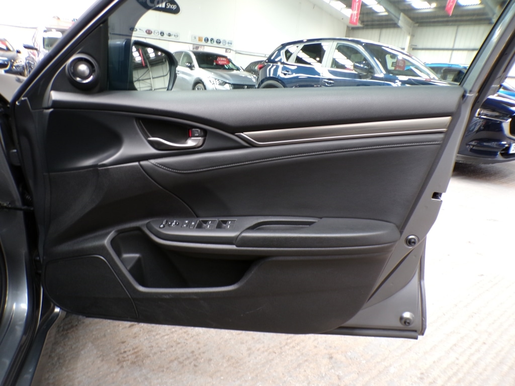 Used Honda Civic 2018 for sale - 77991929: Photo 16