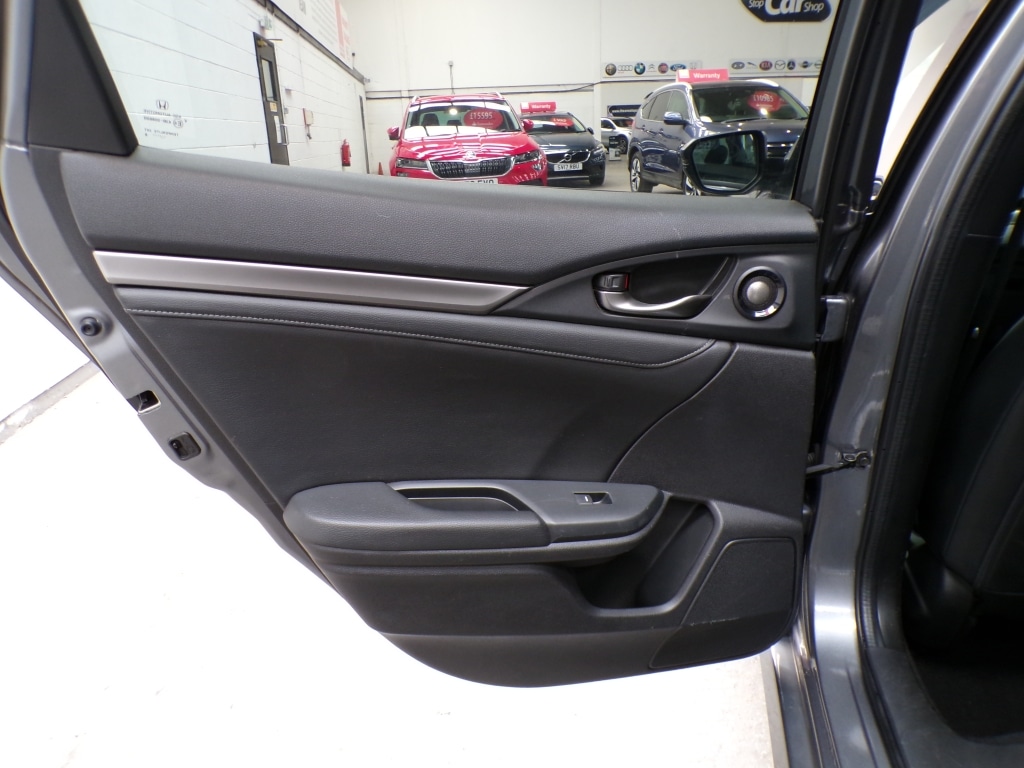 Used Honda Civic 2018 for sale - 77991929: Photo 28