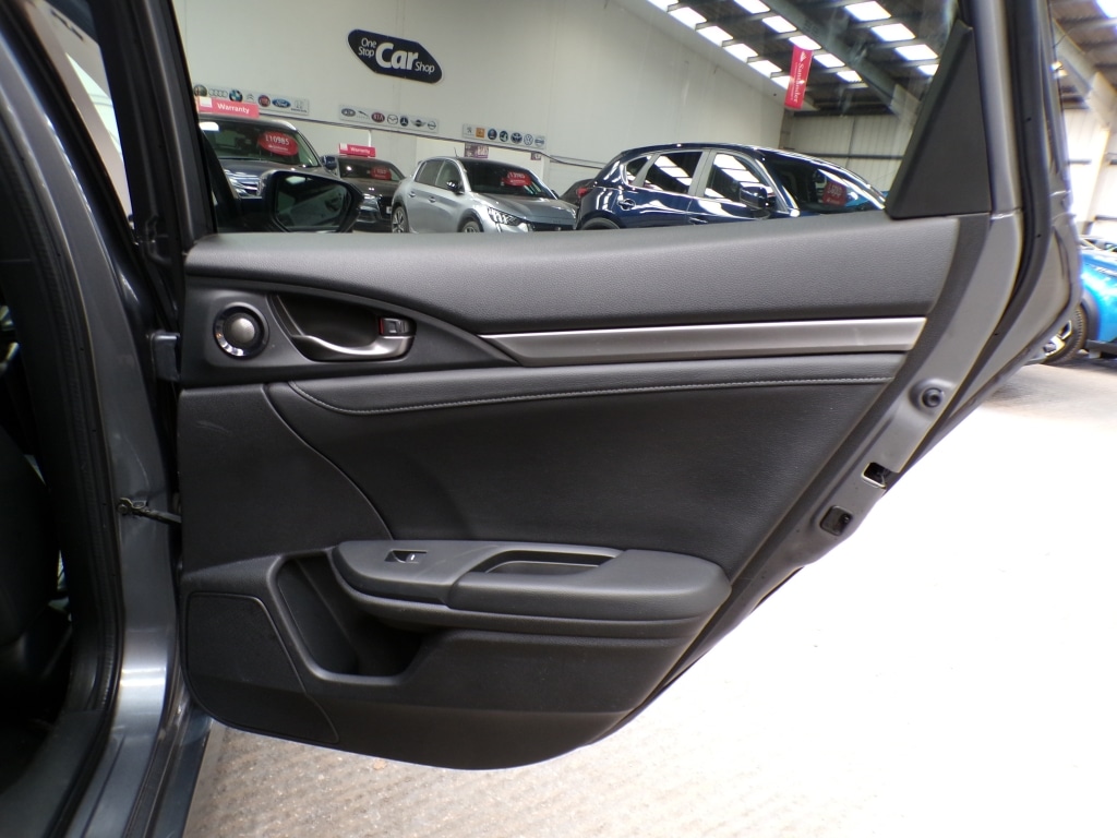 Used Honda Civic 2018 for sale - 77991929: Photo 31