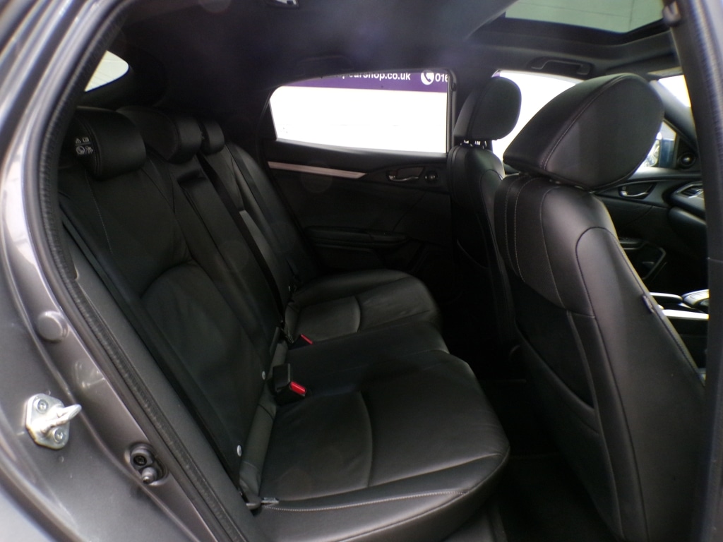 Used Honda Civic 2018 for sale - 77991929: Photo 32