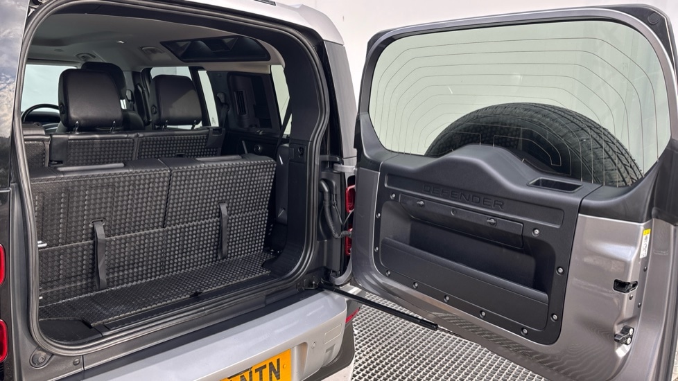Used Land Rover Defender 2021 for sale - 76540085: Photo 15