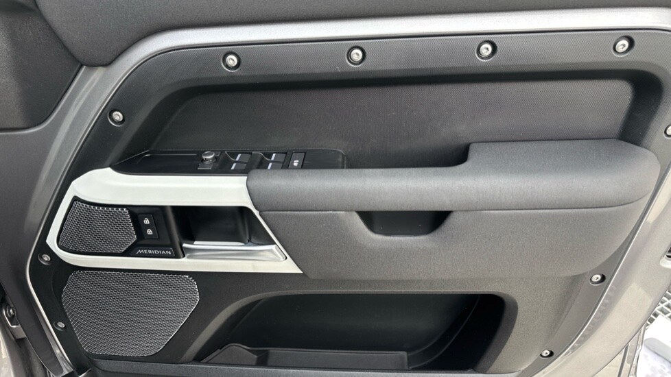 Used Land Rover Defender 2021 for sale - 76540085: Photo 32