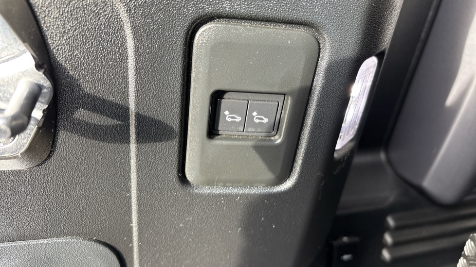 Used Land Rover Defender 2021 for sale - 76540085: Photo 65