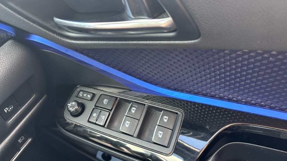 Used Toyota C-HR 2017 for sale - 76894543: Photo 32