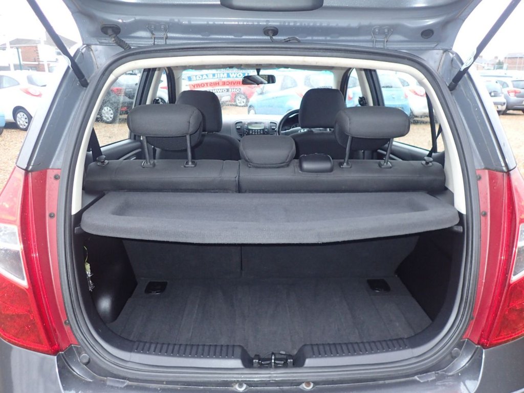 Used Hyundai i10 2011 for sale - 76985971: Photo 17