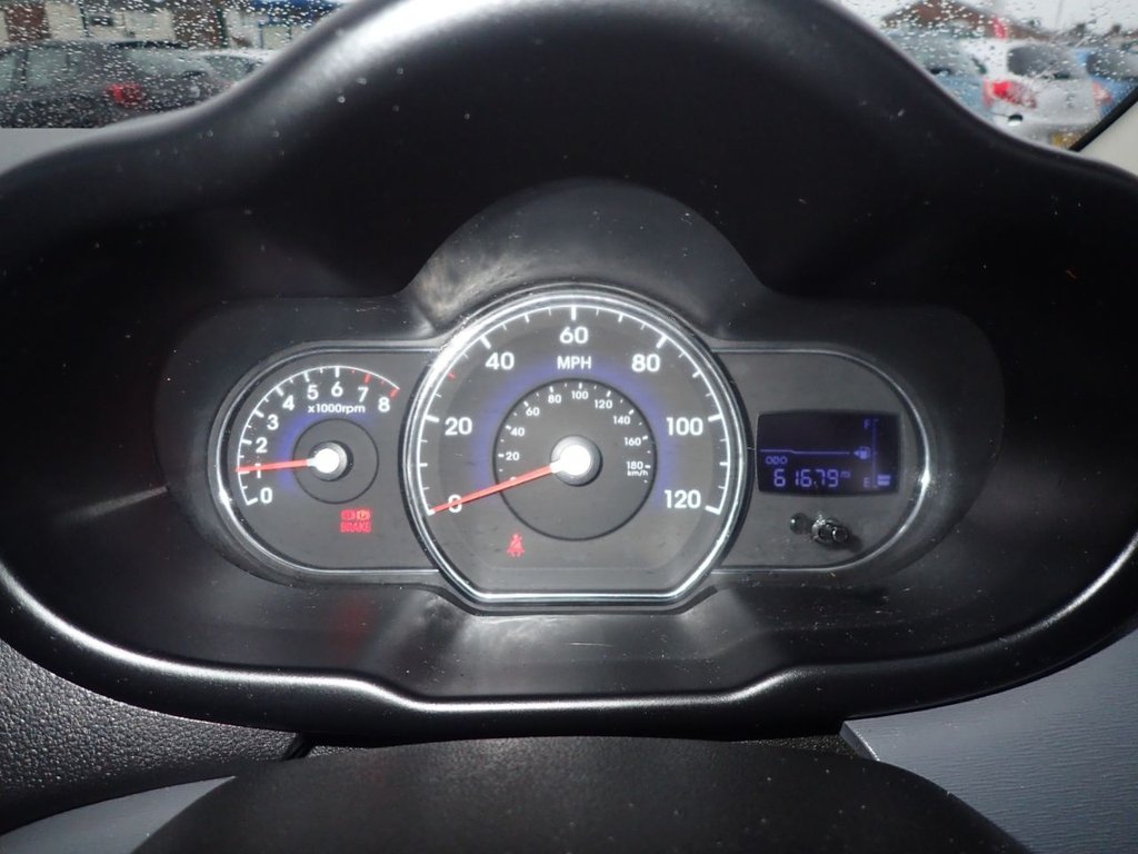 Used Hyundai i10 2011 for sale - 76985971: Photo 8