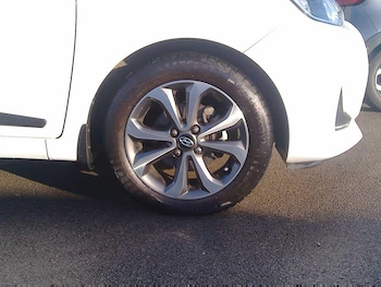 Used Hyundai i10 2019 for sale - 77131299: Photo