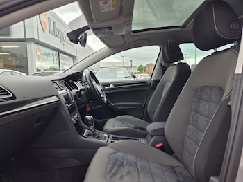 Used Volkswagen Golf 2017 for sale - 78698140: Photo