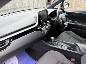 Used Toyota C-HR 2023 for sale - 78349542: Photo