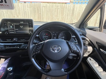 Used Toyota C-HR 2023 for sale - 78200836: Photo