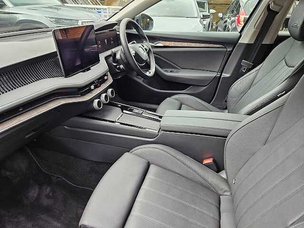 Used Skoda Superb 2024 for sale - 76245873: Photo 2