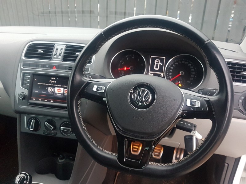 Used Volkswagen Polo 2015 for sale - 76906911: Photo 2