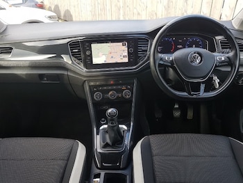 Used Volkswagen T-Roc 2018 for sale - 76533110: Photo