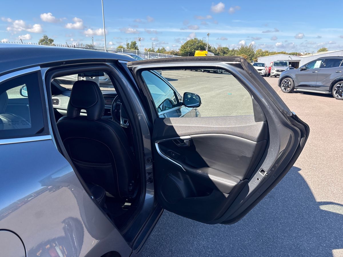 Used Volvo V40 2015 for sale - 76035257: Photo 41