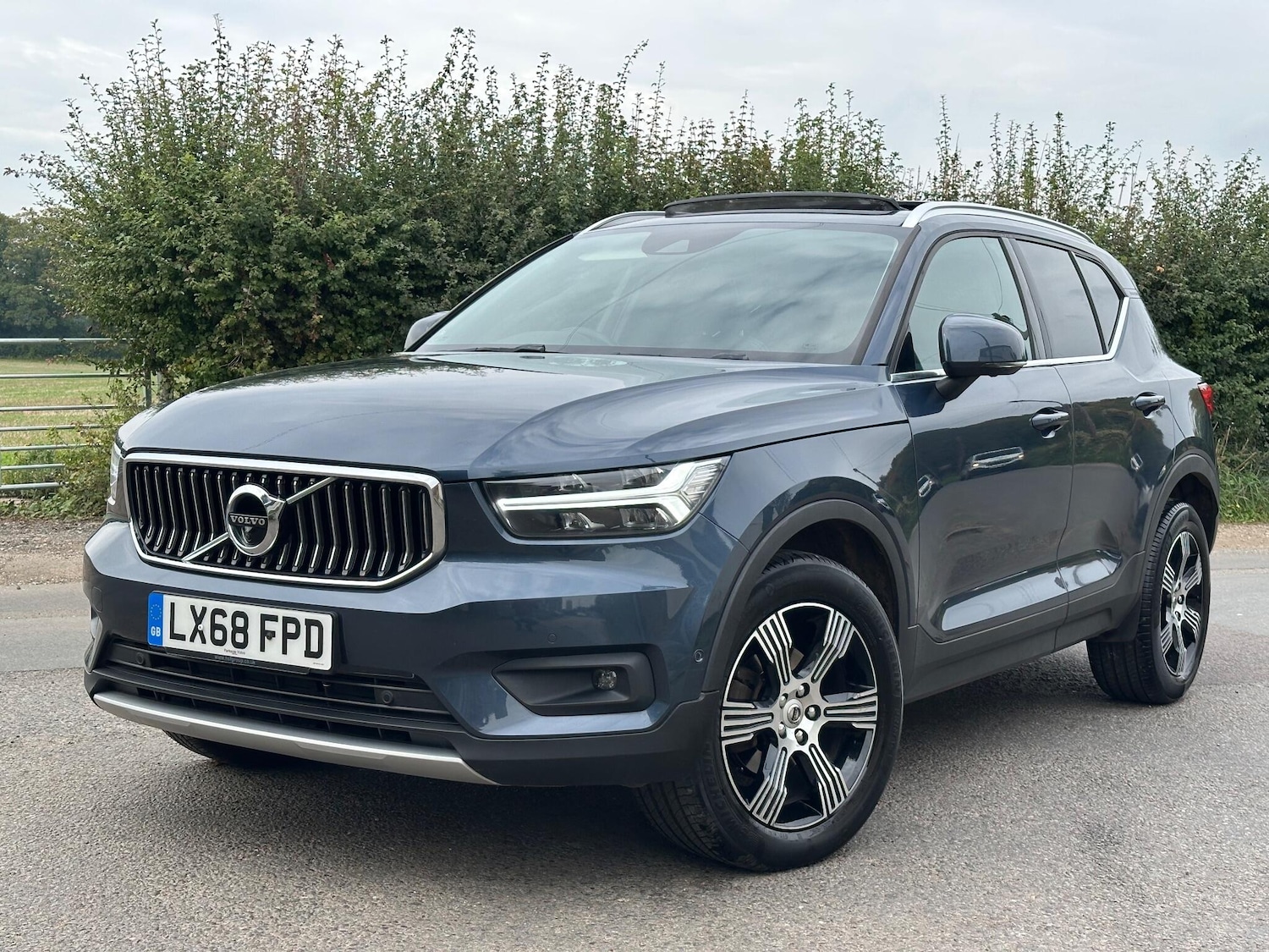 Used Volvo XC40 for sale - 76158790: Photo 1