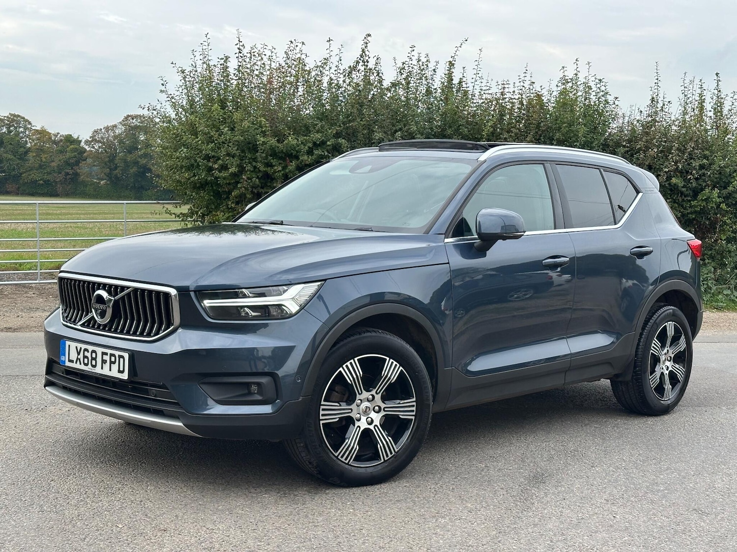 Used Volvo XC40 for sale - 76158790: Photo 3