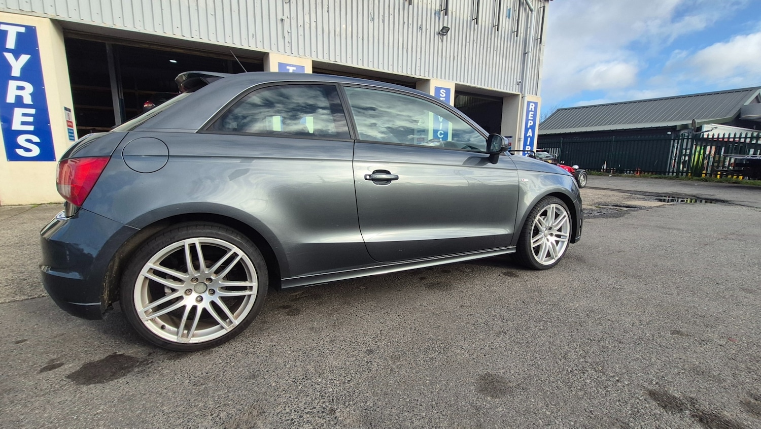 Used Audi A1 2011 for sale - 76403270: Photo 2